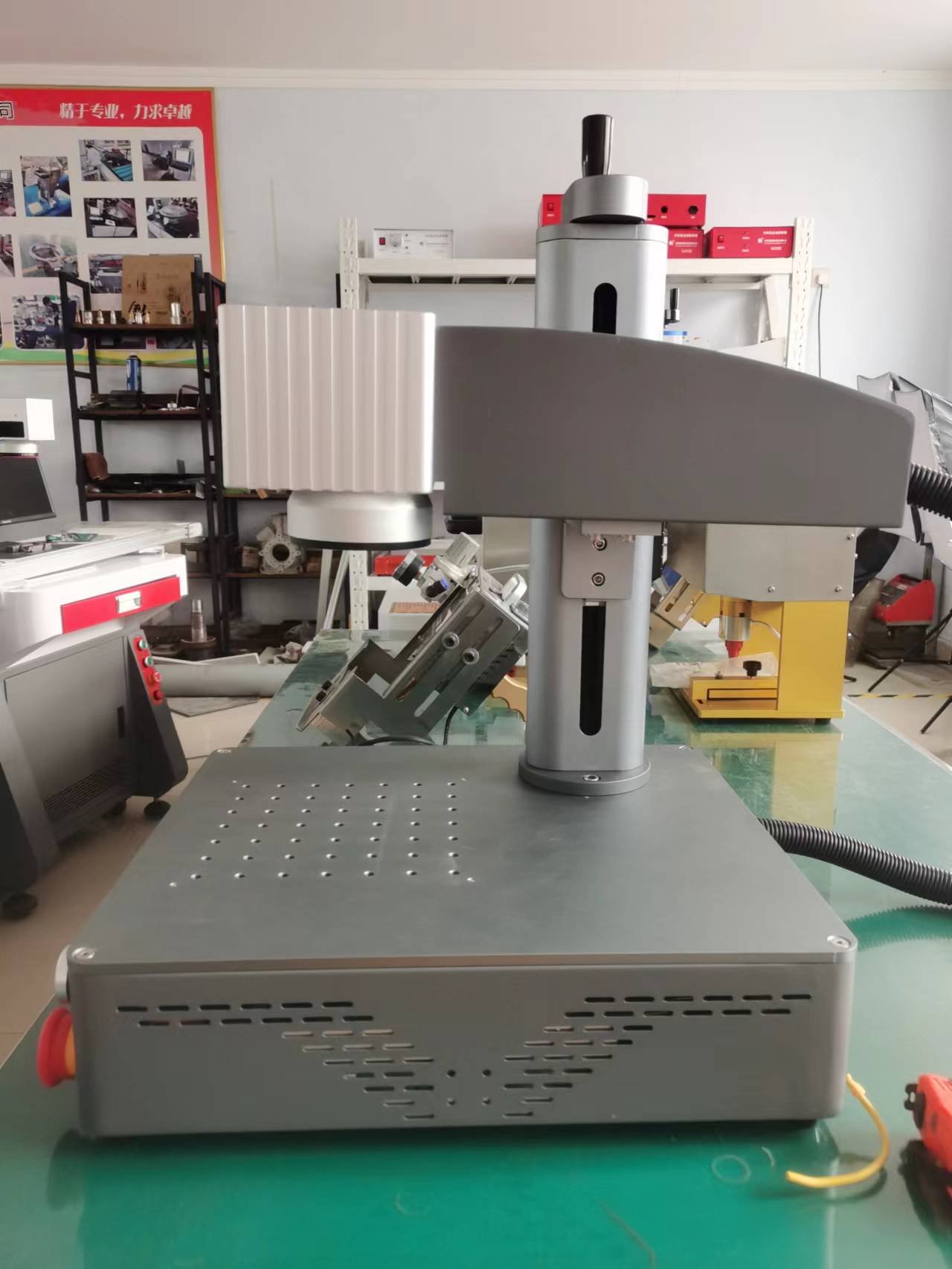 Macchina di marcatura laser da 20W 30 W per targhetta metallica