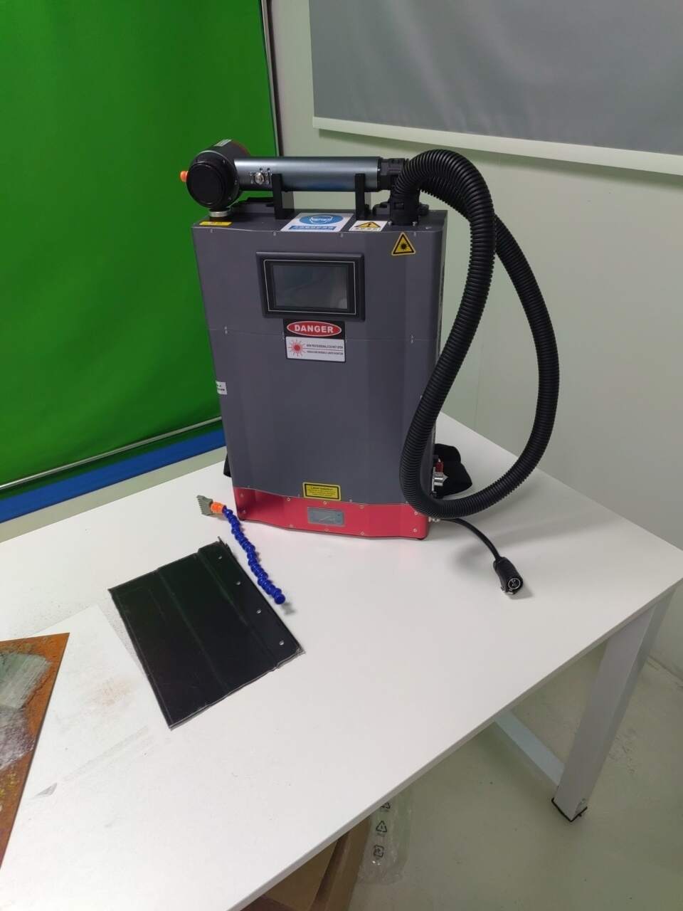 Macchina per la pulizia laser a fibra mini pulsata portatile ad alta tecnologia da 100 W per la rimozione del dolore dalla ruggine dei metalli